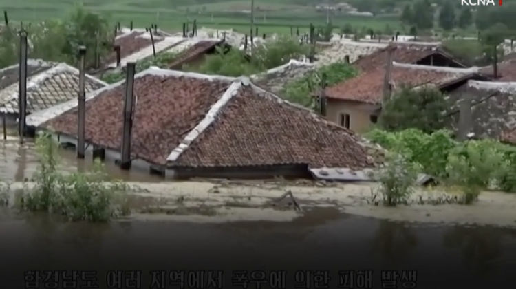 (VIDEO) Inundații fără precedent în Coreea de Nord. Case inundate până la pod și terenuri agricole distruse