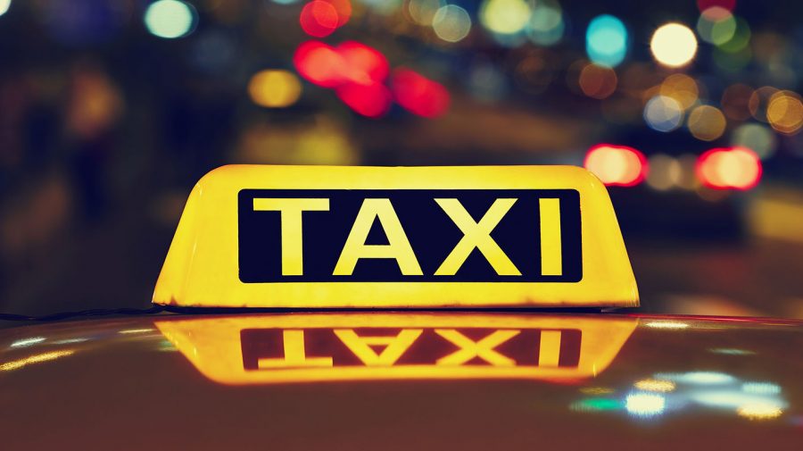 Cea mai mare firmă de taxi din Londra oferă salarii de 5.000 de lire sterline pentru a recruta şoferi