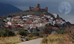 Sătucul din Spania cu doar 89 de locuitori care a transformat blestemul „vrăjitoarelor” în bani