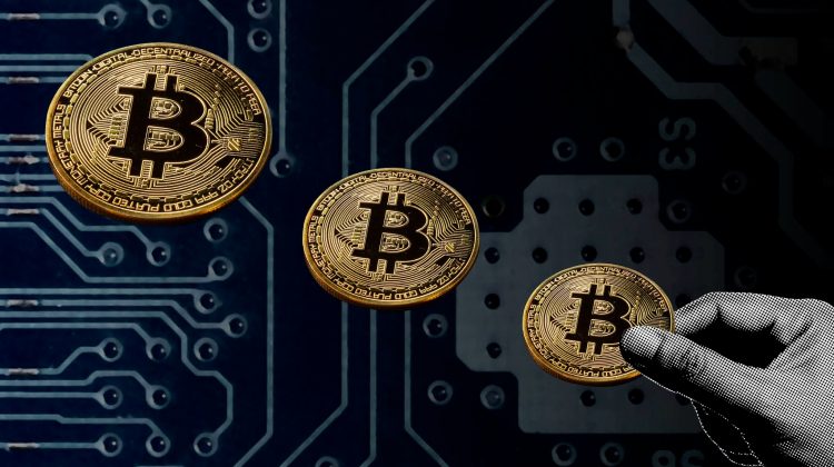 Volatilitatea violentă a bitcoinului i-ar putea trimite pe investitori înapoi la aur. Ce spun experții