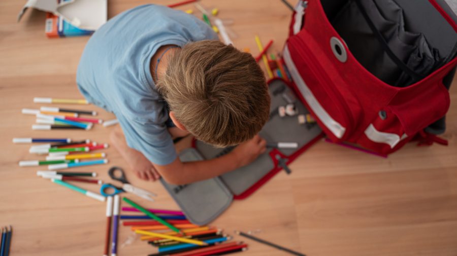 Costă mii! De câți bani au nevoie moldovenii pentru a cumpăra copiilor ghiozdane, uniforme, caiete și creioane colorate