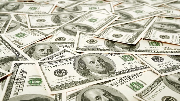 Moldovenii au început să-și scoată valuta de la ciorap! Oferta de valută s-a majorat cu peste 60%