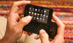 (FOTO) S-au împlinit 13 ani de la lansarea primului telefon cu Android: T-Mobile G1. Cum arăta