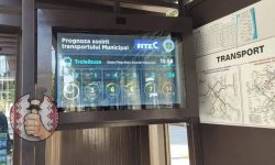 „Este un proiect pilot”. Primarul Capitalei despre panoul electronic instalat la o stație de așteptare din Chișinău