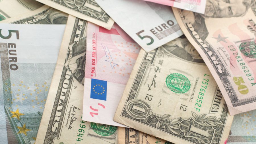 Tranzacţiile cu bani cash, în ascensiune. Topul valutelor preferate de moldoveni
