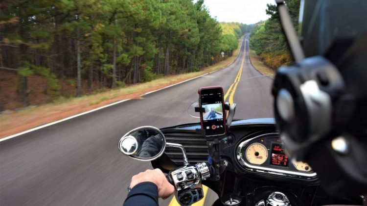 ATENȚIE, utilizatori de iPhone-uri! Vibrațiile puternice ale motocicletelor pot cauza probleme smartphone-ului