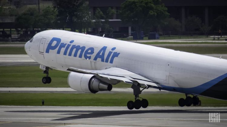 Cum îşi menţine Amazon dominanţa în America? Gigantul realizează 164 de zboruri zilnice