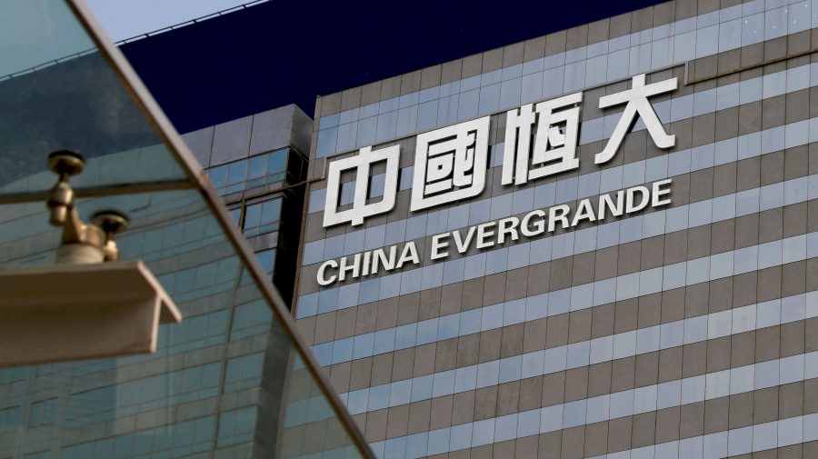 Acţiunile listate pe bursa din Hong Kong continuă să scadă pe fondul prăbuşirii gigantului Evergrande