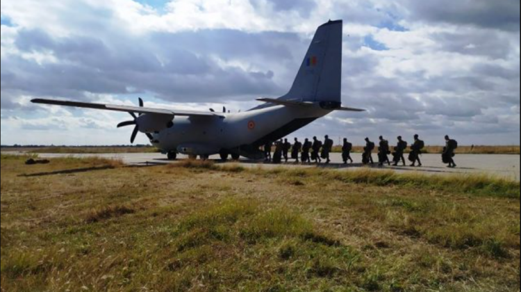 (FOTO) Militari moldoveni se antrenează la Buzău cu parașutiști români într-un exercițiu comun. La ce probe concurează