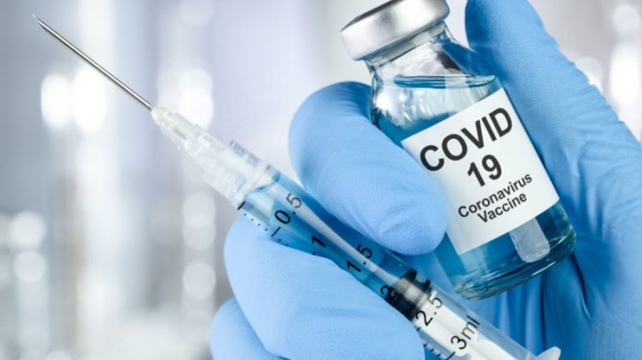 Încă o țară a început imunizarea cu a treia doză de vaccin anti-COVID-19. Cui îi este recomandat
