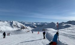 Stațiune celebră de schi, dată în judecată. Familia unui bărbat ce a murit de COVID cere despăgubiri de 100.000 de euro