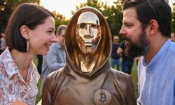 (FOTO) Inventatorul Bitcoin are statuie din bronz la Budapesta: El este zeul pieţei noastre