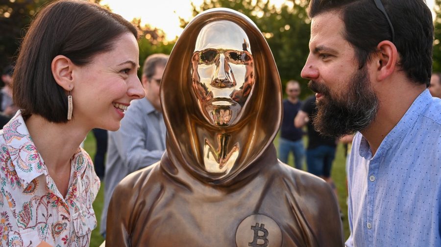 (FOTO) Inventatorul Bitcoin are statuie din bronz la Budapesta: El este zeul pieţei noastre