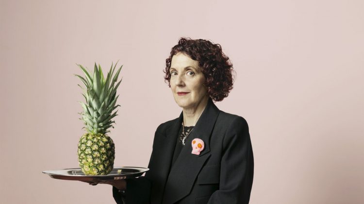 Un designer de 69 de ani fabrică pantofi și genți „vegane” din frunze de ananas pentru Chanel, Mango și H&M