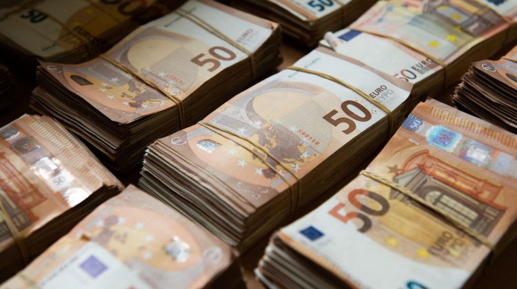 În urmă cu un an, o femeie a găsit un plic cu 10.000 de euro într-o biserică din Austria. Ce veste a primit acum