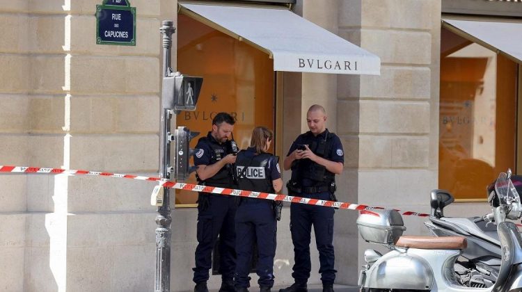 Jaf de zeci de milioane de euro în bijuterii. A fost atacat faimosul magazin Bvlgari din Paris