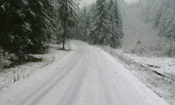 (VIDEO) Ninge în România: Zăpadă de 10 centimetri în Munții Făgăraș. Pe Transfăgărăşan se circulă în condiţii de iarnă