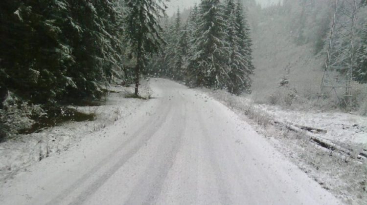 (VIDEO) Ninge în România: Zăpadă de 10 centimetri în Munții Făgăraș. Pe Transfăgărăşan se circulă în condiţii de iarnă