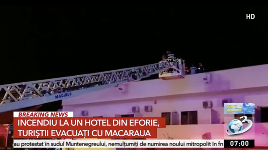 Incendiu puternic la un hotel din Eforie. Turiștii au fost evacuați cu macaraua, de pe acoperiș