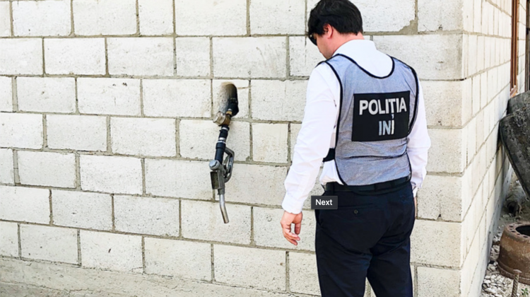 Doar în Moldova: Pompa din perete, la care poți alimenta doar prin recomandare, de la o benzinărie clandestină FOTO