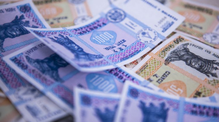 Moldovenii preferă banii cash și în criză și în boom. Câte miliarde au scos din bancomate