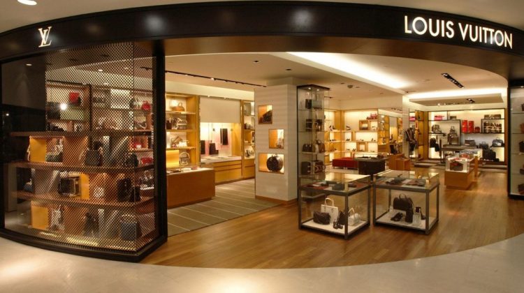Sute de mii de români investesc în Louis Vuitton fără să știe. Compania de lux a crescut la bursă cu 50% în ultimul an