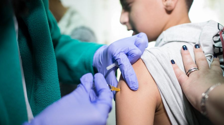 ULTIMĂ ORĂ! Copiii de la 12 ani își pot administra vaccinul. Care este ser este recomandat?