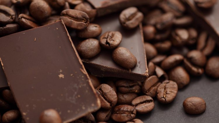 Cum vă imaginați o viață fără cafea și ciocolată? Alimentele care ar putea deveni un LUX în viitorul apropiat
