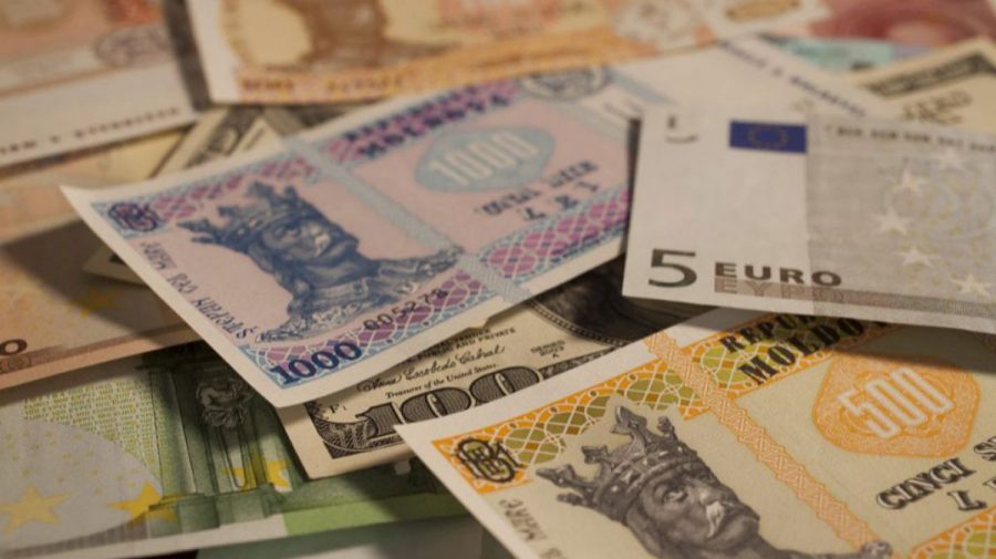 Piața valutară a Moldovei a fost lovită de două cataclisme! BNM a vândut masiv dolari pentru plata gazului rusesc