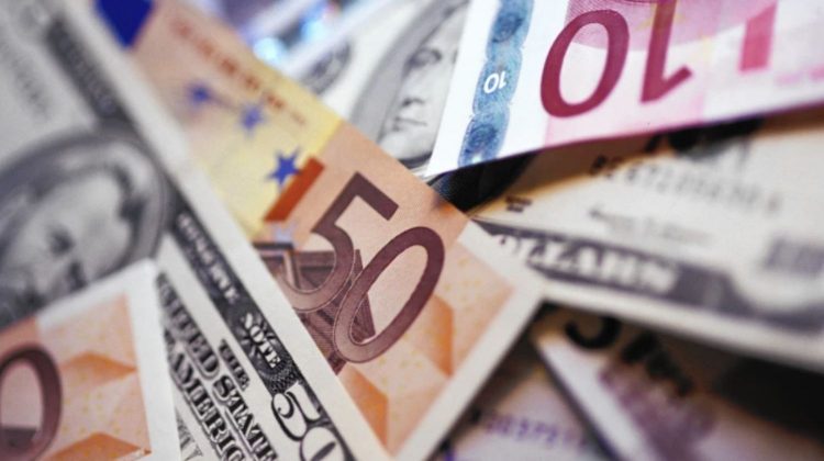 Tranzacții mai animate pe piața valutară. Câți dolari și euro au vândut moldovenii la casele de schimb
