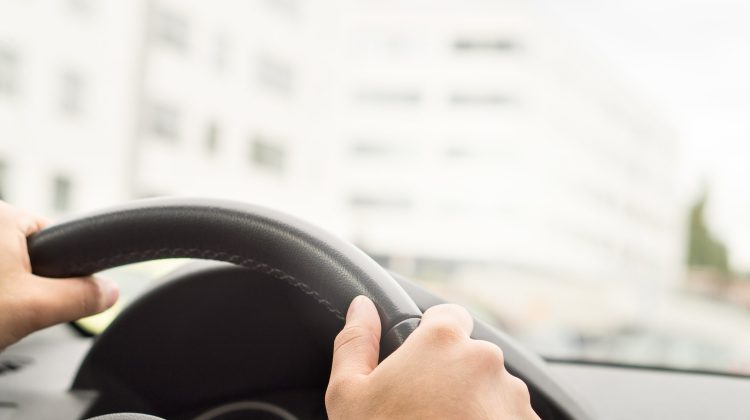 Vești bune pentru șoferi! Aplicația care îi va feri de polițiști și radarele din Republica Moldova