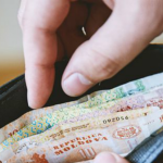 Peste 33 000 de moldoveni trăiesc din salariul minim de 6 300 de lei pe lună