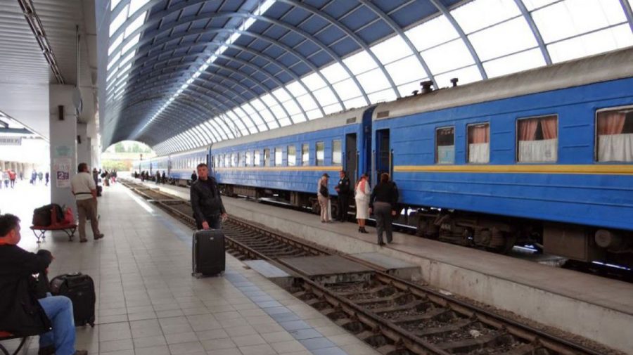 Moldovenii nu se mai înghesuie în gara feroviară. Avionul depășește trenul. Și nu doar la viteză