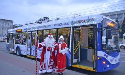 „Cunoaște orașul alături de Moș Crăciun”!  Încă un troleibuz turistic va circula pe străzile Capitalei. PROGRAM