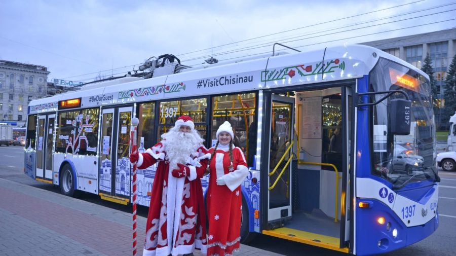 „Cunoaște orașul alături de Moș Crăciun”!  Încă un troleibuz turistic va circula pe străzile Capitalei. PROGRAM
