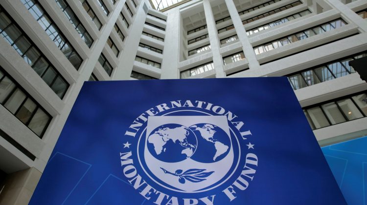 FMI cu „ciocanul” în capul Moldovei: Guvernare slabă, corupția prosperă și moldovenii pleacă pe-un cap