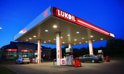 Vânzarea benzinăriilor Lukoil din Moldova se amână! Gigantul petrolier rus a băut palma cu kazahii să-i vândă petrol