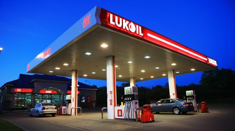 Vânzarea benzinăriilor Lukoil din Moldova se amână! Gigantul petrolier rus a băut palma cu kazahii să-i vândă petrol