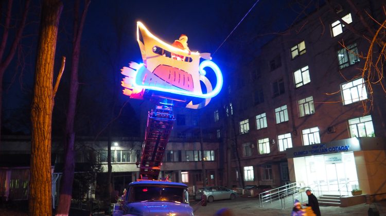 (FOTO) Săniuța „zburătoare” a EduJoc a ajuns la un spital de copii din Capitală: Am hotărât să salvăm Crăciunul