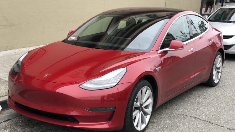 Cea mai mare firmă de taxi din Paris a suspendat utilizarea Tesla Model 3 după un accident fatal