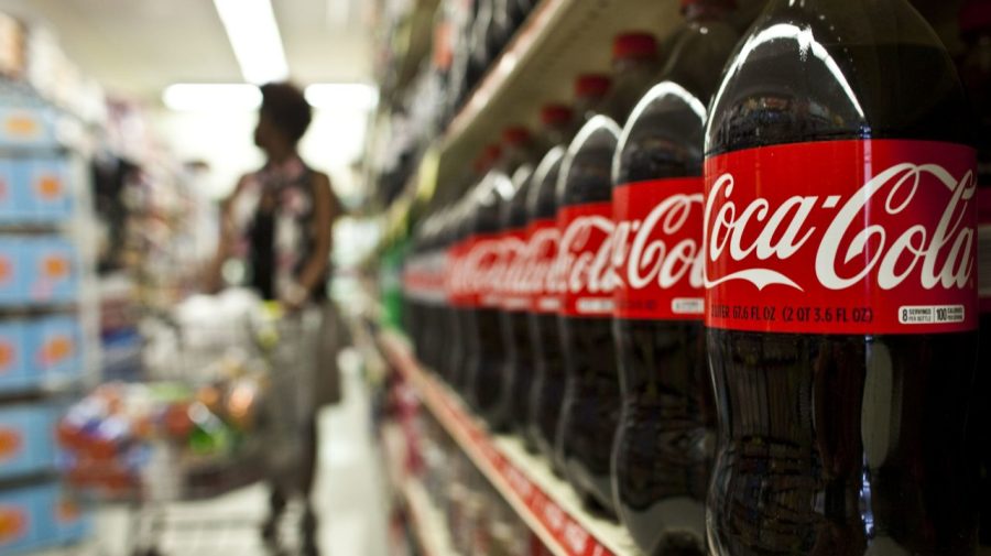 Cât câştigă un angajat al Coca-Cola în România? Beneficiile oferite angajaților