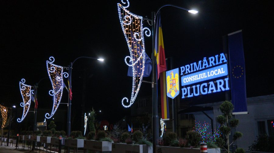(FOTO) Într-o comună din Iași luminițele de Crăciun au costat peste 30.000 de euro. Ce spune primarul