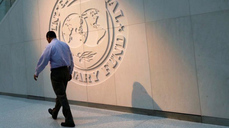 Nori negri se adună la orizont: FMI reduce din nou prognoza de creştere a SUA 2022 la 2,3%