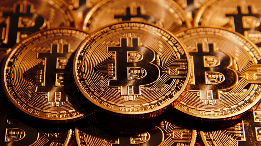 Bitcoin îşi extinde tendinţa descendentă, scade cu 12,1% la 47.176 dolari