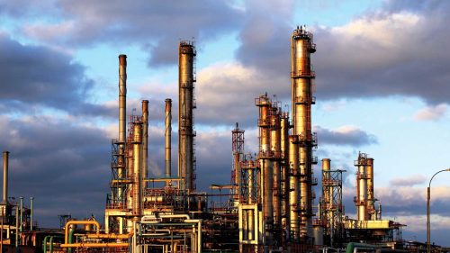 Petrolistul care alimentează și Moldova pierde jumătate de miliard de euro după pactul cu Guvernul