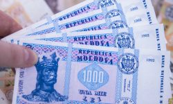 Casele de schimb valutar se „scaldă” în bani. Panica moldovenilor le-a adus în pușculiță 30 mil. de lei