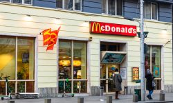 Cât câştigă un angajat McDonald’s în România? În pandemie, compania a majorat salariile cu 27%