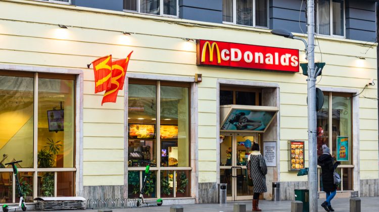 Cât câştigă un angajat McDonald’s în România? În pandemie, compania a majorat salariile cu 27%