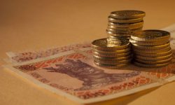 Bate vântul în buzunarele moldovenilor! Depozitele bancare s-au redus cu 28%