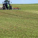 Statul intră pe ogoare! Proprietarii de terenuri, trași la răspundere dacă „omoară” solul